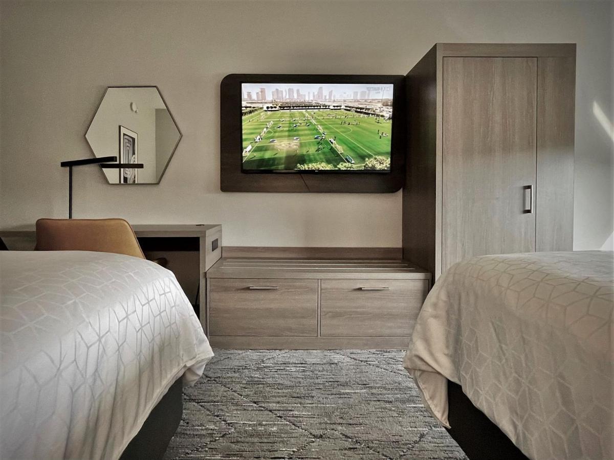 Holiday Inn Express And Suites Tampa I-75 At Bruce B. Downs By Ihg Eksteriør billede