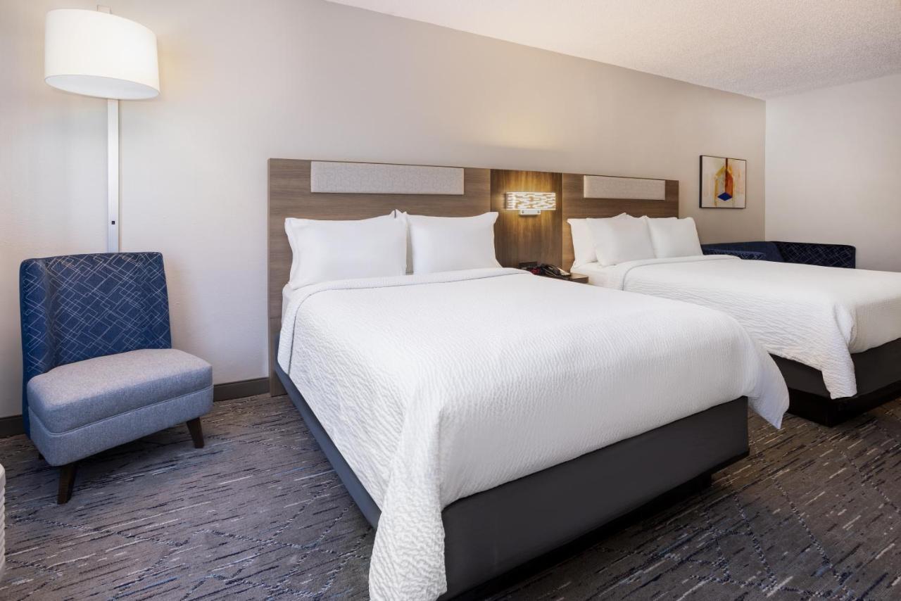 Holiday Inn Express And Suites Tampa I-75 At Bruce B. Downs By Ihg Eksteriør billede