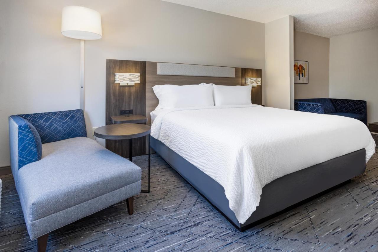 Holiday Inn Express And Suites Tampa I-75 At Bruce B. Downs By Ihg Eksteriør billede