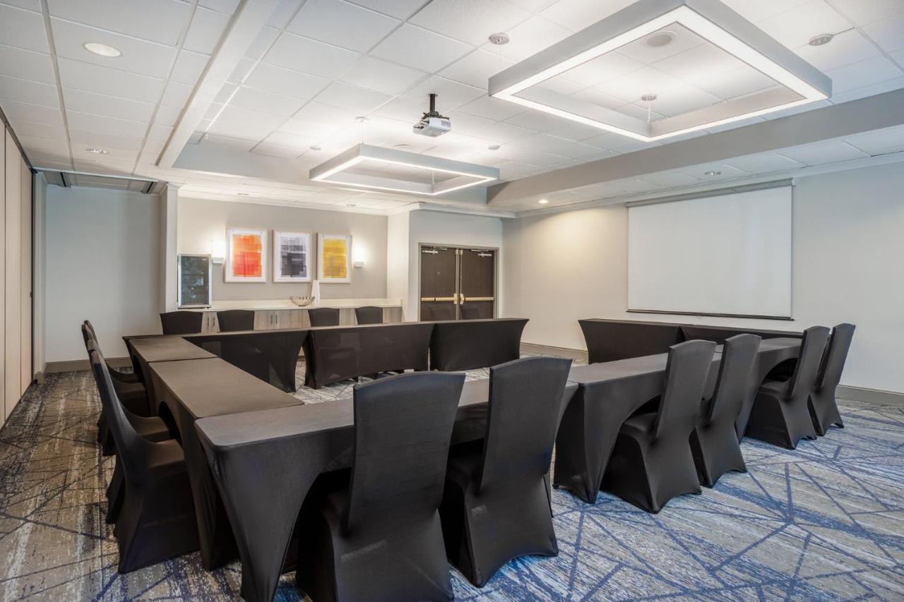 Holiday Inn Express And Suites Tampa I-75 At Bruce B. Downs By Ihg Eksteriør billede