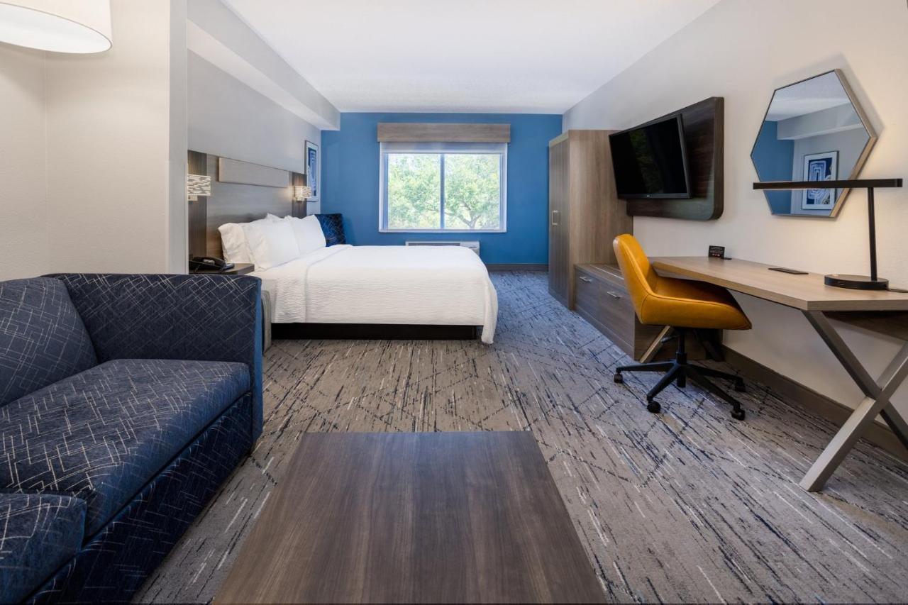 Holiday Inn Express And Suites Tampa I-75 At Bruce B. Downs By Ihg Eksteriør billede
