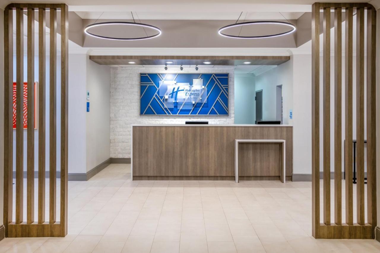 Holiday Inn Express And Suites Tampa I-75 At Bruce B. Downs By Ihg Eksteriør billede
