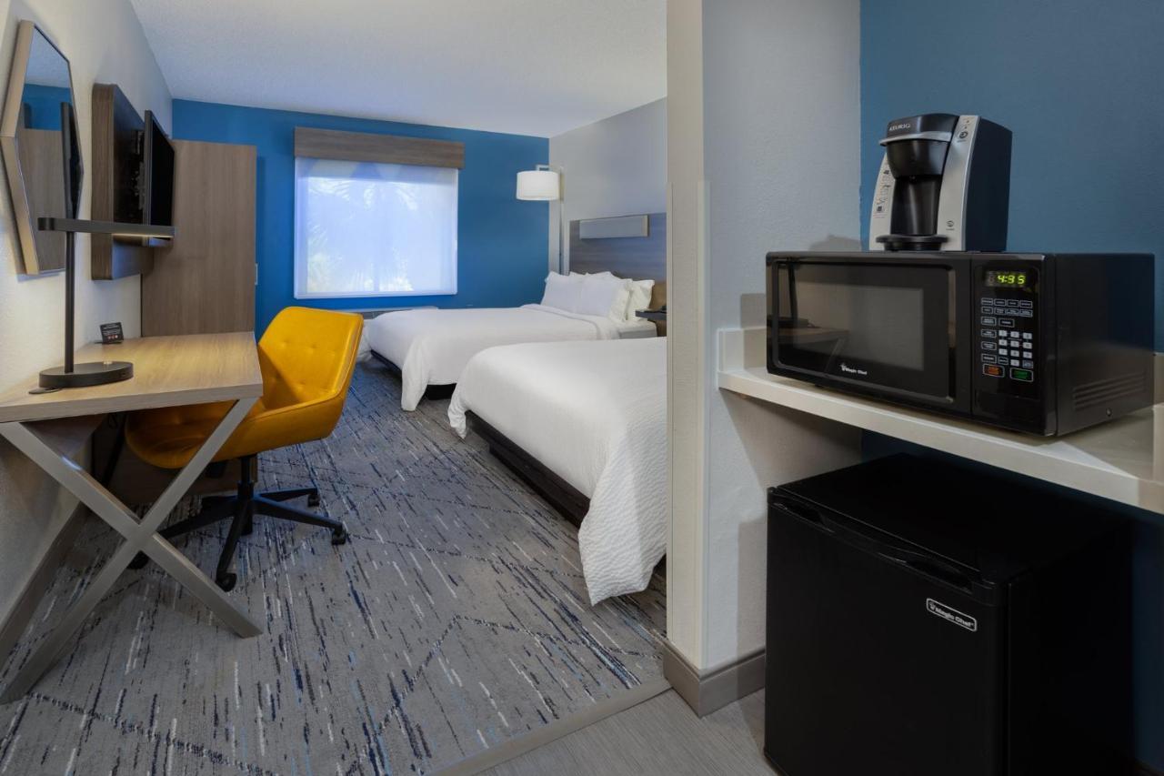 Holiday Inn Express And Suites Tampa I-75 At Bruce B. Downs By Ihg Eksteriør billede