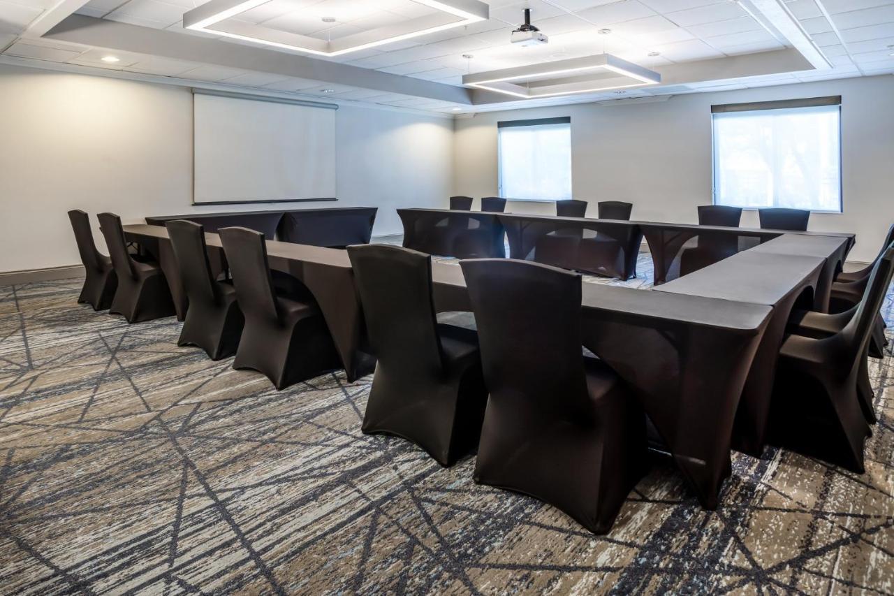 Holiday Inn Express And Suites Tampa I-75 At Bruce B. Downs By Ihg Eksteriør billede