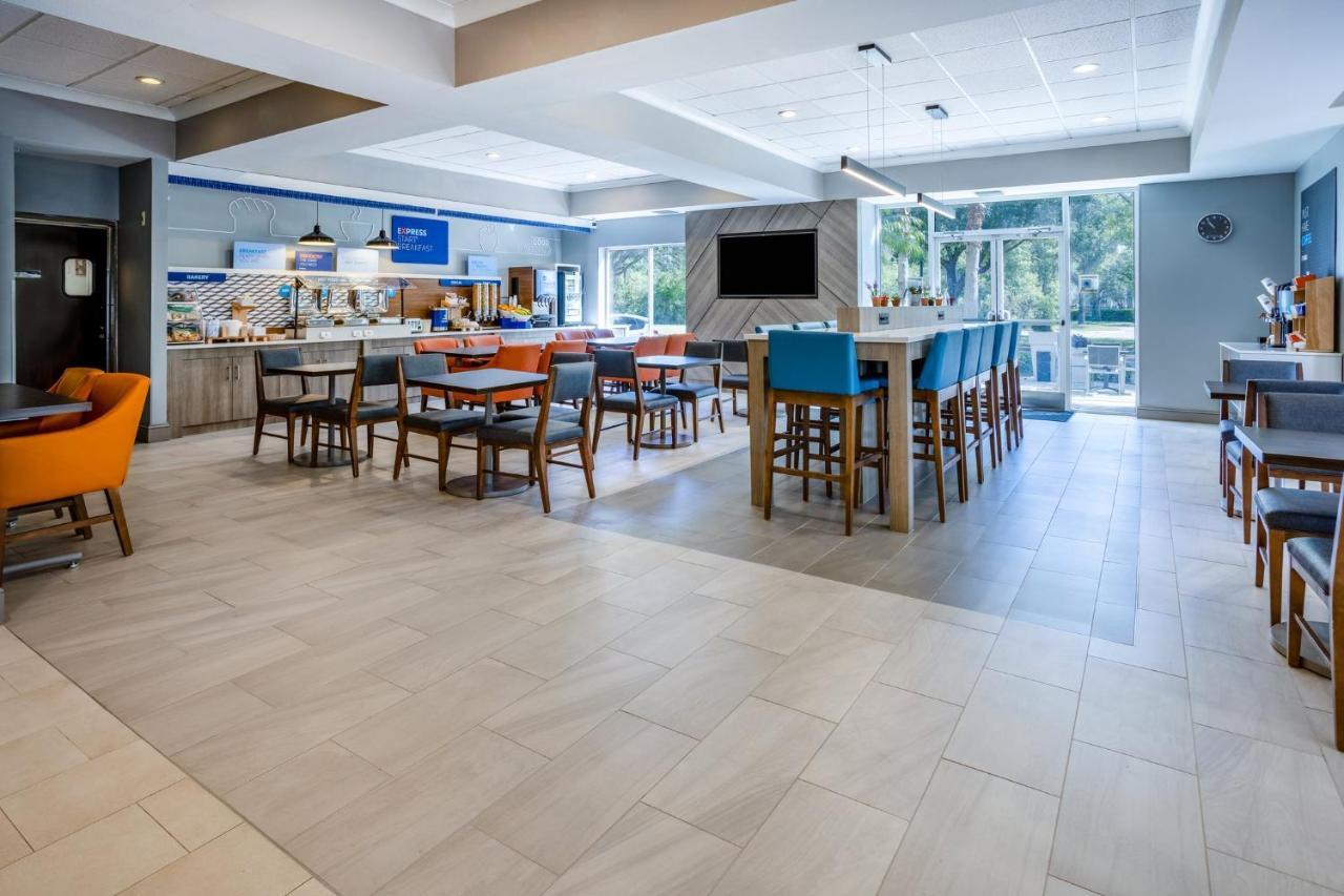 Holiday Inn Express And Suites Tampa I-75 At Bruce B. Downs By Ihg Eksteriør billede