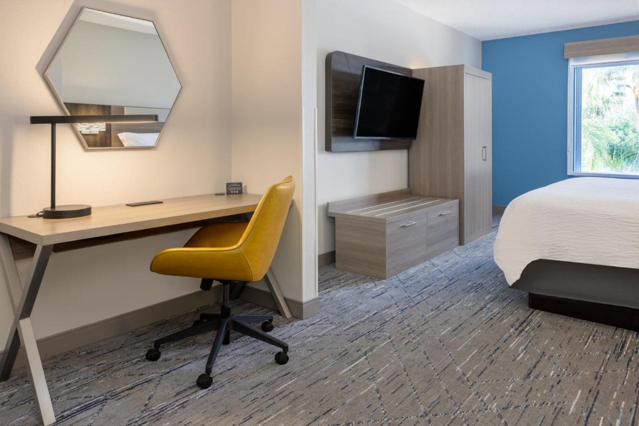 Holiday Inn Express And Suites Tampa I-75 At Bruce B. Downs By Ihg Eksteriør billede