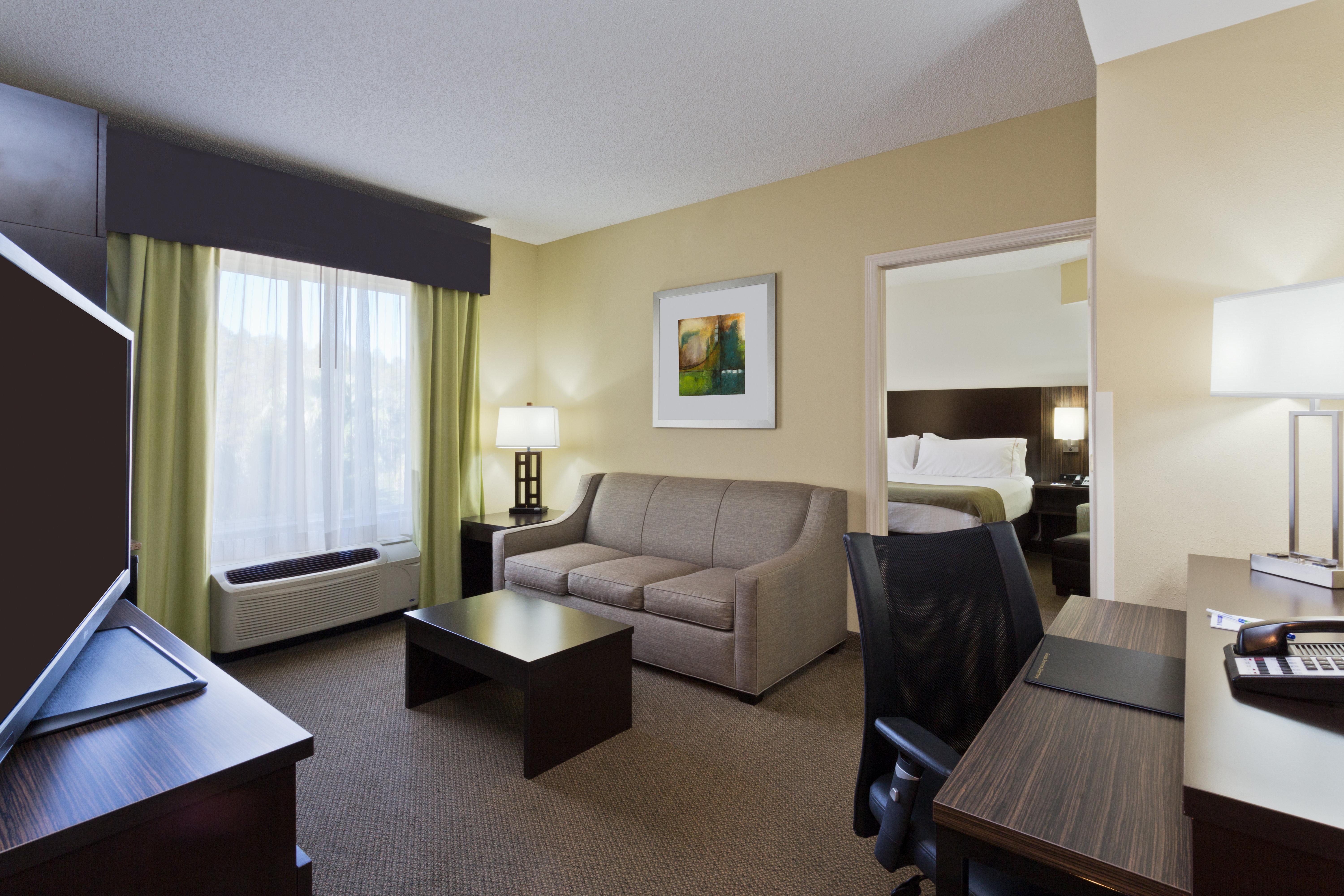 Holiday Inn Express And Suites Tampa I-75 At Bruce B. Downs By Ihg Eksteriør billede